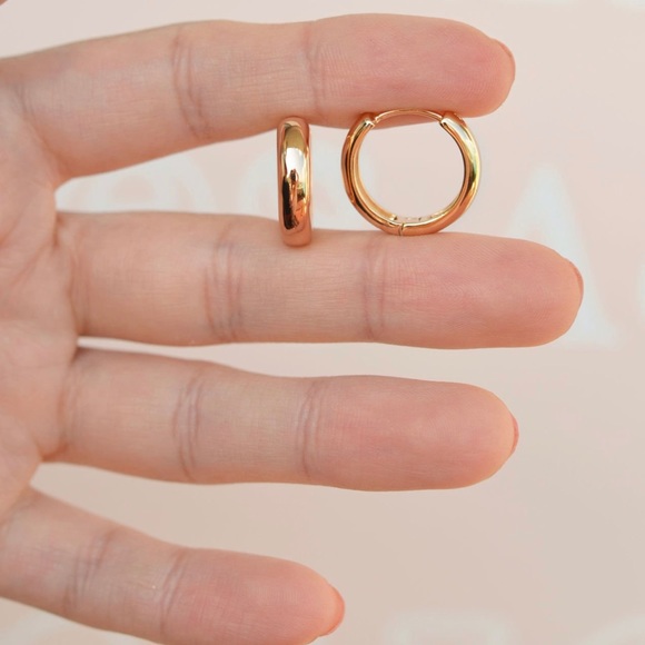 Hoop Earrings | 18K Gold Plated Luxury Jewelry - Picture 3 of 9